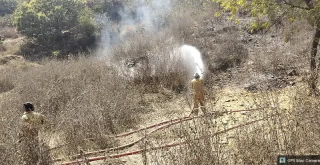 Chandauli News: लदबेदिया पहाड़ी के जंगल में लगी आग, समय रहते पाया गया काबू, बड़ा हादसा टला.
