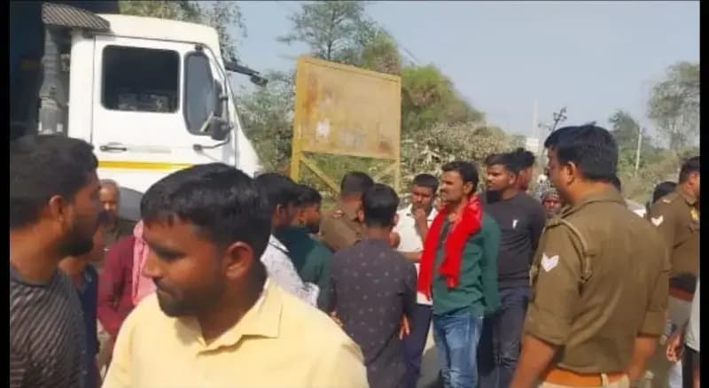 Chandauli News: तेज रफ्तार डंपर ट्रक का कहर, साइकिल सवार अधेड़ की मौत.
