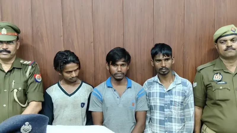 Chandauli News: मोबाइल झपटमारी व चोरी की घटनाओं का किया खुलासा, दो नाबालिकों सहित पांच गिरफ्तार. 
