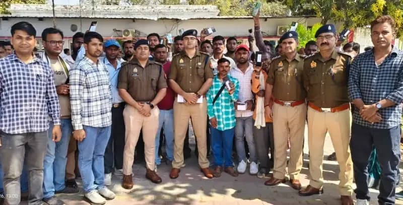 Chandauli News: होली पर पुलिस ने लौटाई खुशियां, 75 खोए मोबाइल ढूंढकर लोगो लौटाये.
