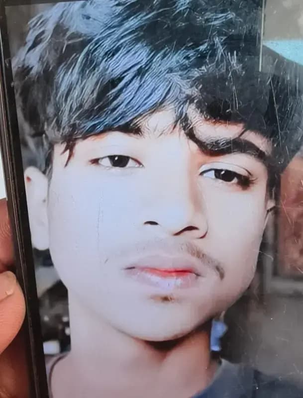 Chandauli News: होली की खुशियां मातम में बदली,दो बाइकों की टक्कर, एक की मौत पांच युवक.

