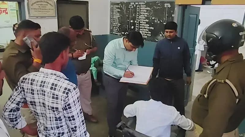 Chandauli News: नीलगाय से बचने के प्रयास में बाइक फिसली, पिता-पुत्र समेत तीन घायल.
