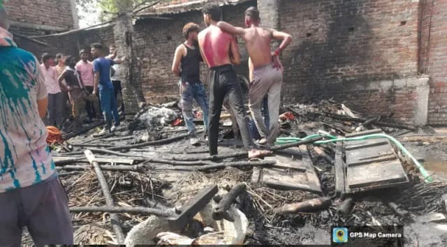 Chandauli News: टीन शेड मकान में लगी आग, नकदी गहने समेत पूरा सामान जलकर राख.
