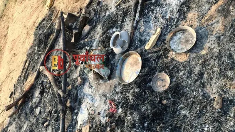 Chandauli News: मड़ई नुमा घर में लगी आग, गरीब परिवार की पूरी गृहस्थी जलकर राख.
