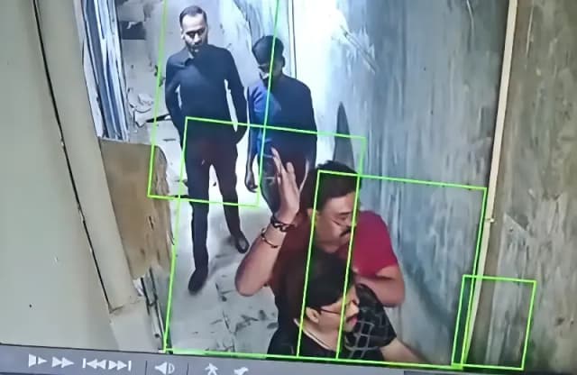 Chandauli News: बाइक हटाने को लेकर गेस्ट हाउस मालिकों ने दलित युवक को पीटा, सीसीटीवी वीडियो वायरल. 
