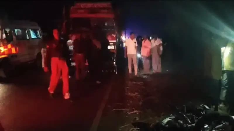 Sonbhadra News: डीसीएम ट्रक और बाइक की आमने-सामने की टक्कर  में एक युवक की मौके पर ही मौत.