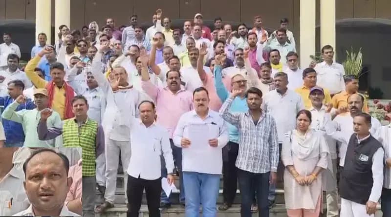 Sonbhadra News: 8 माह से मानदेय न मिलने पर मनरेगा कर्मियों का प्रदर्शन, डीएम को सौंपा ज्ञापन.