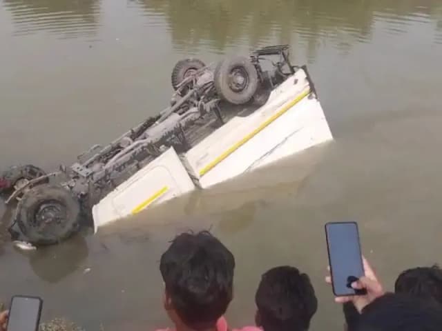 Sonbhadra News: तालाब में पलटी पिकअप, ग्रामीणों की तत्परता से बची वाहन सवारों की जान.