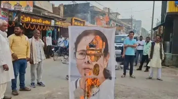 Chandauli News:राष्ट्रपति पर टिप्पणी से नाराज आदिवासी समाज ने फूंका ममता बनर्जी का पुतला.
