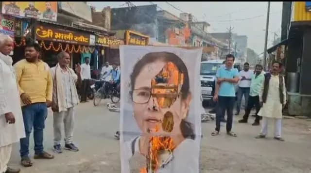Chandauli News:राष्ट्रपति पर टिप्पणी से नाराज आदिवासी समाज ने फूंका ममता बनर्जी का पुतला.
