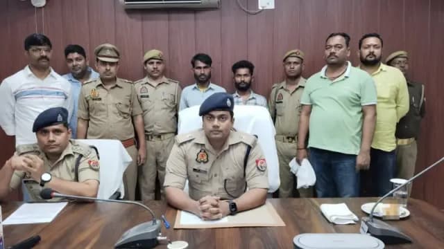 Chandauli News: कागज की गुल्ली के नीचे छिपाकर बिहार के लिए शराब तस्करी का खुलासा.
