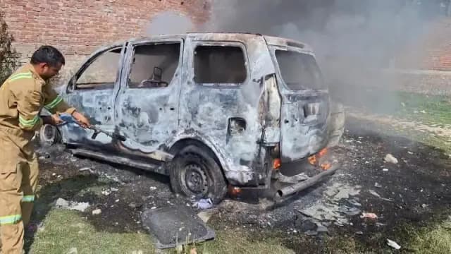 Chandauli News: बस्ती में खड़ी दो गाड़ियों में लगी आग, दोनों वाहन जलकर खाक.
