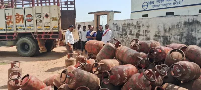 Chandauli News: गैस की किल्लत की अफवाह के बीच एसडीएम ने किया गोदामों का निरीक्षण, कालाबाजारी पर दी सख्त चेतावनी.
