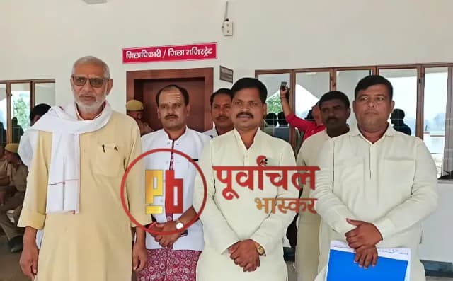 Chandauli News: जिले में बांग्लादेशी घुसपैठियों के खिलाफ कार्यवाई कि मांग को लेकर संघ ने डीएम को सौंपा ज्ञापन.
