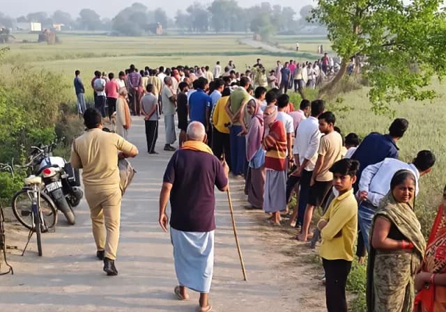 Chandauli News: पेड़ से लटका मिला हाईस्कूल की छात्रा का शव, जांच में जुटी पुलिस.
