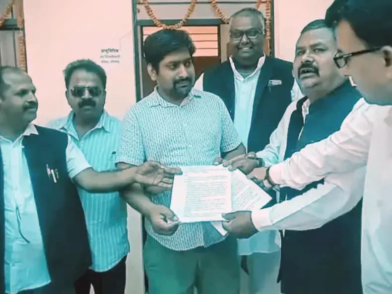 Sonbhadra News: ओबरा तहसील में भ्रष्टाचार के विरोध में अधिवक्ताओं का प्रदर्शन, एसडीएम के नाम सौंपा ज्ञापन.
