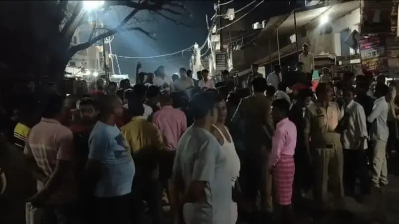 Sonbhadra News: रामगढ़ बाजार में 11 वर्षीय बालक की गला रेतकर हत्या, सड़क जाम.