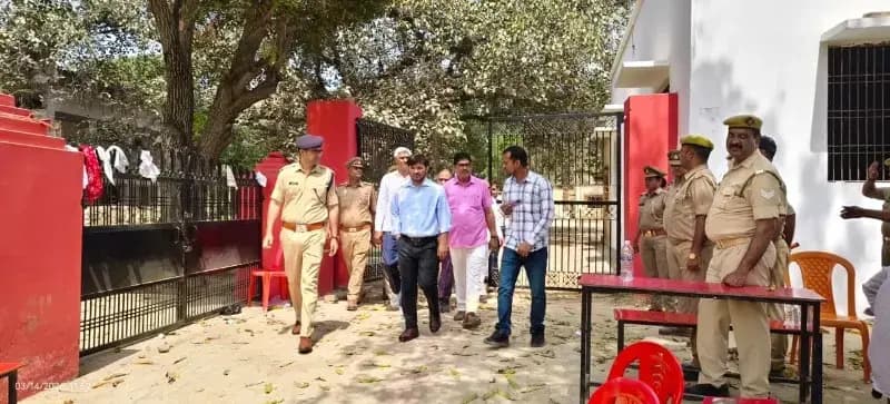 Chandauli News: कड़ी निगरानी के बीच संपन्न हुई एसआई भर्ती परीक्षा, गणित के सवालों ने बढ़ाई परीक्षार्थियों कि टेंशन. 
