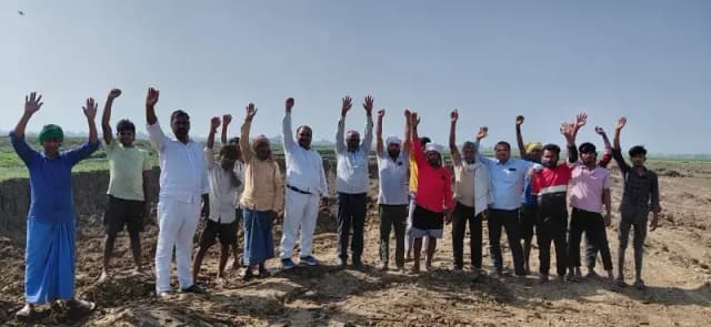 Chandauli News: रॉयल ताल की जमीन पर अवैध खनन का ग्रामीणों ने किया विरोध, कार्रवाई की मांग.
