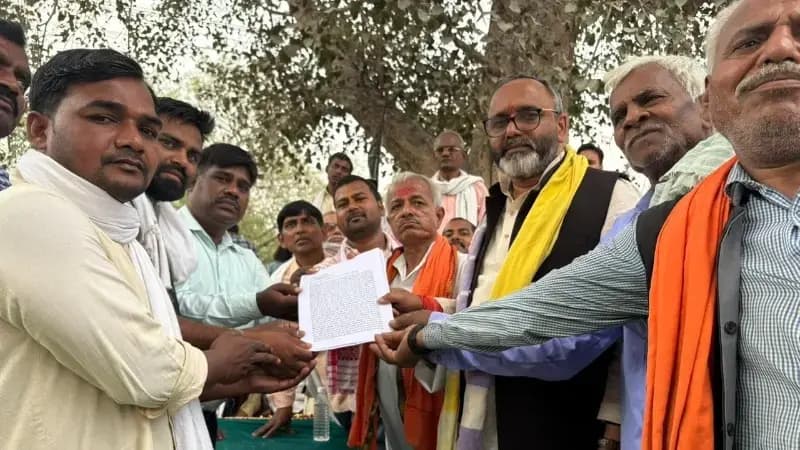 Sonbhadra News: मलिन बस्ती हटाने के विरोध में डाला के लोगों ने विधायक को सौंपा ज्ञापन.