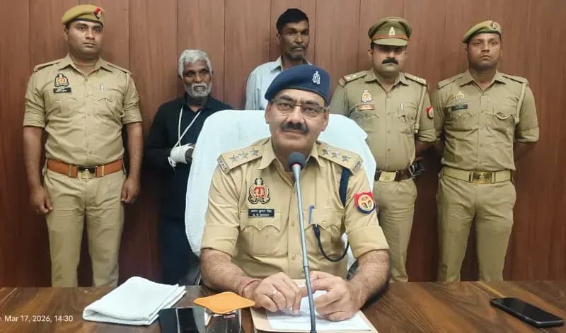 Chandauli News: बिस्किट चिप्स के पैकेट के नीचे छुपा कर बिहार जा रहा 55 किलो गांजा बरामद, 2 तस्कर गिरफ्तार.
