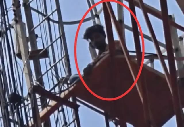 Sonbhadra News: प्रेमिका से शादी की जिद को लेकर टावर पर चढ़ा युवक, लोगों में बना चिंता का माहौल.