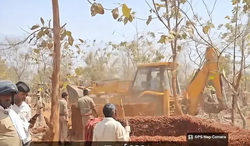 Chandauli News: वन क्षेत्र में गरजा बुलडोजर, 20 हेक्टेयर वन भूमी अतिक्रमण मुक्त, 250 कच्चे ढांचे ध्वस्त.
