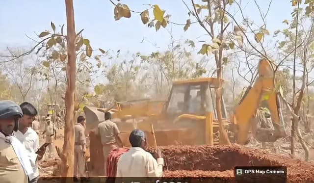 Chandauli News: वन क्षेत्र में गरजा बुलडोजर, 20 हेक्टेयर वन भूमी अतिक्रमण मुक्त, 250 कच्चे ढांचे ध्वस्त.
