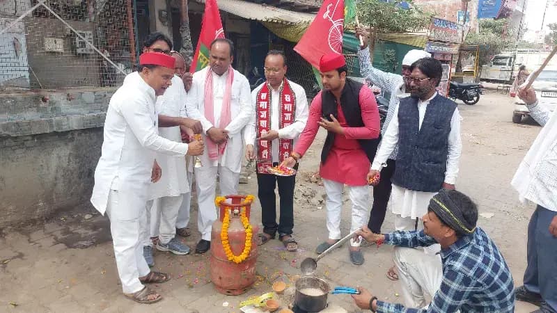 Sonbhadra News: गैस सिलेंडर की किल्लत को लेकर सपा जिला सचिव प्रमोद यादव का भाजपा सरकार पर निशाना.