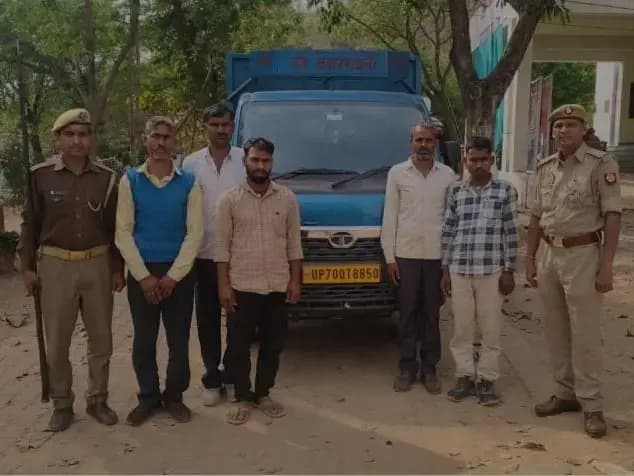 Sonbhadra News: दुद्धी पुलिस ने वाहन में लादकर ले जा रहे तीन मवेशियों के साथ पांच अभियुक्तों को किया गिरफ्तार.
