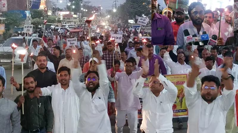 Sonbhadra News: टेट अनिवार्यता के विरोध में शिक्षकों का मशाल जुलूस, सड़कों पर उतरा यूटा संगठन.
