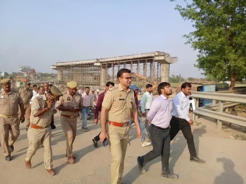 Chandauli News: रेलवे ओवरब्रिज गिरने के मामले में डीएम ने कि कार्यवाई, सेतु निगम पर FIR, JE सस्पेंड.
