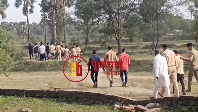 Chandauli News: जुए के बड़े अड्डे पर छापा, 14 गिरफ्तार, सवा लाख कैश व 52 बाइक बरामद.
