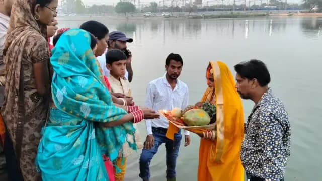 Chandauli News: चैती छठ पर अस्ताचलगामी सूर्य को अर्घ्य, सरोवर तटों पर गूंजे लोकगीत.
