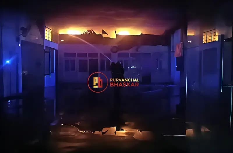 Chandauli News: बंद पड़े महिंद्रा शोरूम में भीषण आग, दो घंटे की मशक्कत के बाद काबू.
