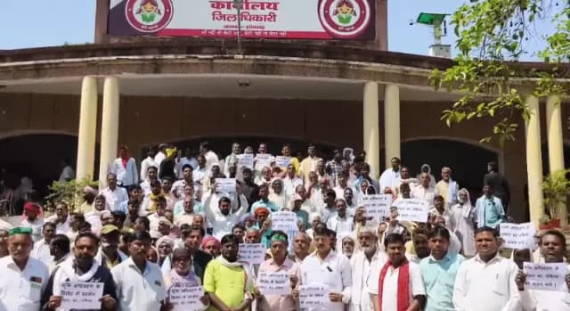 Sonbhadra News: औद्योगिक गलियारे के लिए भूमि अधिग्रहण का विरोध, किसानों में बढ़ा आक्रोश.
