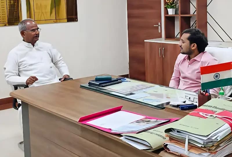 Chandauli News: पूर्व सपा सांसद ने उठाए जनपद के मुद्दे, डीएम से कि सिंचाई-विद्युत व नदी सफाई की मांग.
