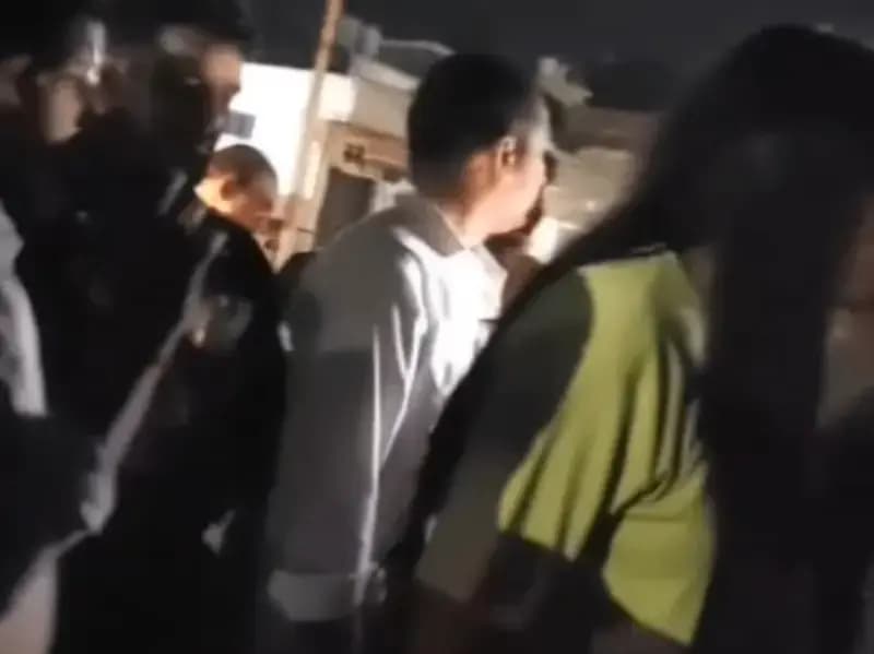 Sonbhadra News: नशे में धुत युवती का सड़क पर हंगामा!, वीडियो वायरल.