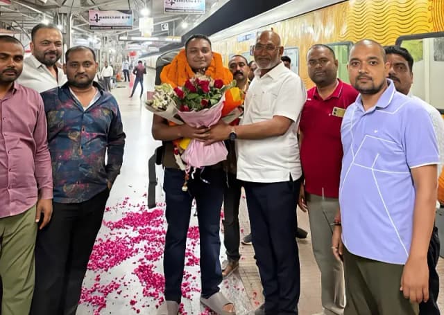 Chandauli News: इंडिगो में पायलट बने शान्तम सिंह का पीडीडीयू जंक्शन पर भावुक स्वागत.
