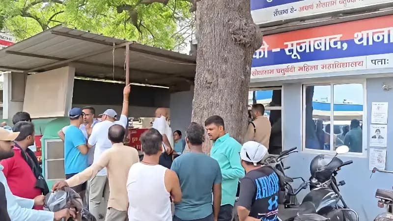 Varanasi News: राजघाट पुल पर तेज रफ्तार कार का कहर, ऑटो-बाइक को मारी टक्कर, आधा दर्जन घायल.
