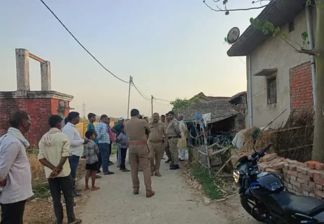 Chandauli News: बंद कमरे में फंदे से लटकता मिला युवती का शव, मचा कोहराम.
