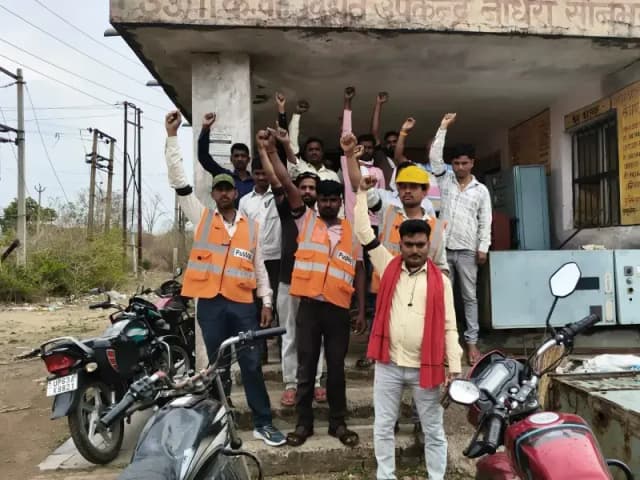 Sonbhadra News: बिजली कर्मचारियों ने काली पट्टी बांधकर शुरू किया चरणबद्ध आंदोलन, 12 सूत्रीय मांगों पर अड़े.