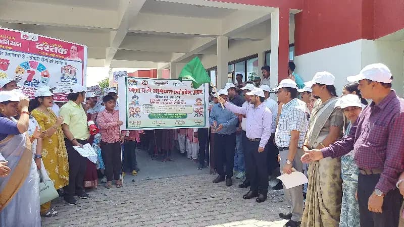 Chandauli News: शिक्षा और स्वास्थ्य विभाग की दोहरी पहल, डीएम ने दिखाई जागरूकता रैली को हरी झंडी.
