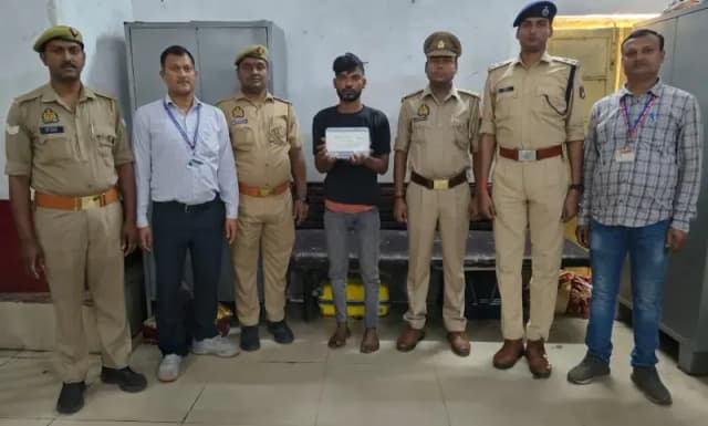 Chandauli News: ट्रेन यात्रियों का सामान उड़ाने वाला शातिर चोर गिरफ्तार, सोने की चेन बरामद.

