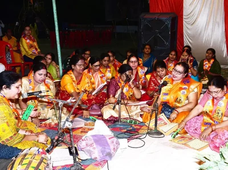 Sonbhadra News: महिला मंडली के नेतृत्व में भक्ति भाव से मनाया गया श्री हनुमान जन्मोत्सव, सुन्दरकाण्ड व भंडारे का आयोजन.