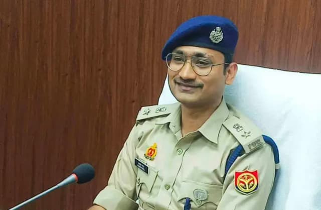 Chandauli News: लापरवाही पर बड़ी कार्रवाई, एसपी ने मुगलसराय कोतवाल को किया निलंबित.
