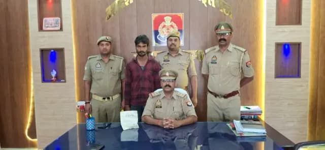 Sonbhadra News: 22 लाख की हेरोइन के साथ तस्कर गिरफ्तार, एसओजी व पुलिस की बड़ी कार्रवाई.
