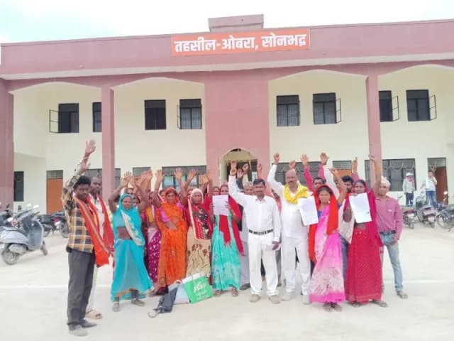 Sonbhadra News: आदिवासियों ने ओबरा तहसील पर किया प्रदर्शन, वन विभाग व पुलिस पर उत्पीड़न का आरोप.