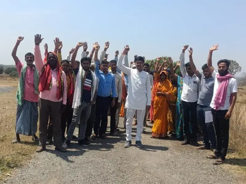 Sonbhadra News: तेलगुड़वा पश्चिम टोला में बिजली की समस्या को लेकर ग्रामीणों का आक्रोश फूटा, आदिवासी समुदाय का जोरदार प्रदर्शन.
