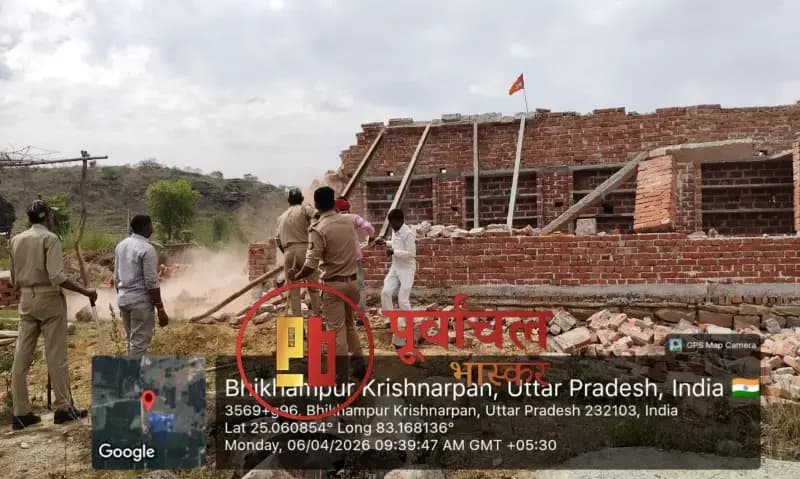 Chandauli News: वन भूमि पर बन रहा पक्का मकान ध्वस्त, अतिक्रमणकारियों में हड़कंप.
